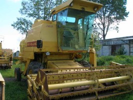 Kombajn zbożowy New Holland 8055 