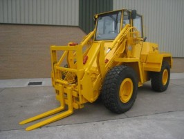 Baza NATO, Ładowarka kołowa, JCB 410M 