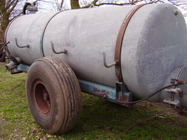 Sprzedam szambiarkI4000-6000l.Ponadto pLugi 3 skibowe,siewn